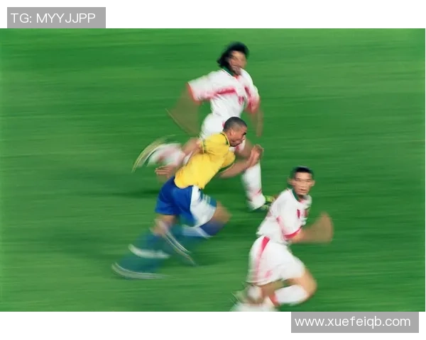 模仿足球巨星拍照引领潮流展现球迷创意风采