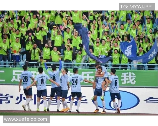 白寸头足球球星拼搏绿茵场展现速度力量与团队精神