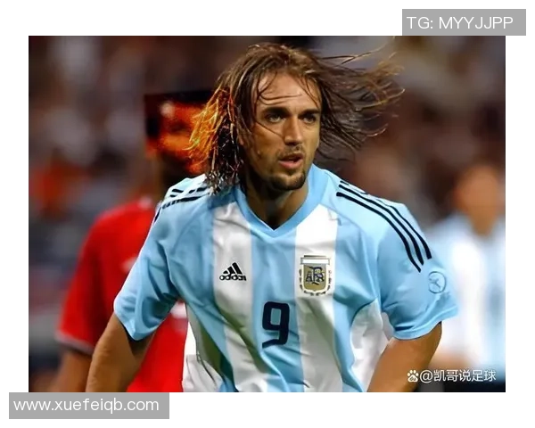 足球史上第一位传奇球星是谁？